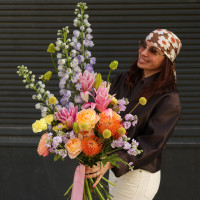 Яркий букет с дельфиниумом и пионовидными розами и лилиями  