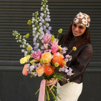 Яркий букет с дельфиниумом и пионовидными розами и лилиями  