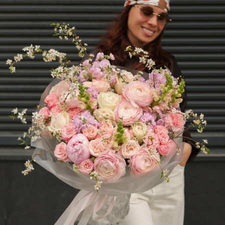 Круглый букет с миксом пионовидных роз, пионами и цветущими ветками