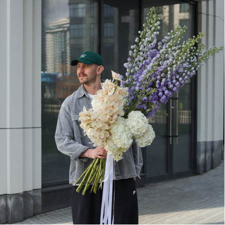 Выразительный букет с дельфиниумом, орхидеей и гортензией