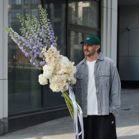 Выразительный букет с дельфиниумом, орхидеей и гортензией