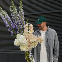 Выразительный букет с дельфиниумом, орхидеей и гортензией