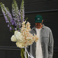 Выразительный букет с дельфиниумом, орхидеей и гортензией