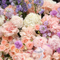 Композиция в вазе-шампаннице с гортензией, миксом роз и дельфиниумом