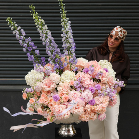 Композиция в вазе-шампаннице с гортензией, миксом роз и дельфиниумом