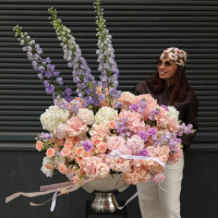 Композиция в вазе-шампаннице с гортензией, миксом роз и дельфиниумом