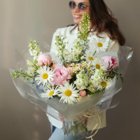 Букет с ромашками, розовыми пионами и дельфиниумом