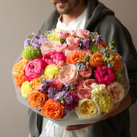 Круглый «дофаминовый» букет с ярким характером с пионами и розами