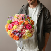 Круглый «дофаминовый» букет с ярким характером с пионами и розами