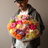 Круглый «дофаминовый» букет с ярким характером с пионами и розами