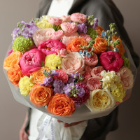 Круглый «дофаминовый» букет с ярким характером с пионами и розами
