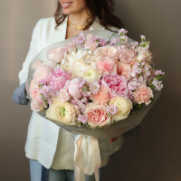 Круглый букет с пионами, пионовидными розами и ранункулюсами