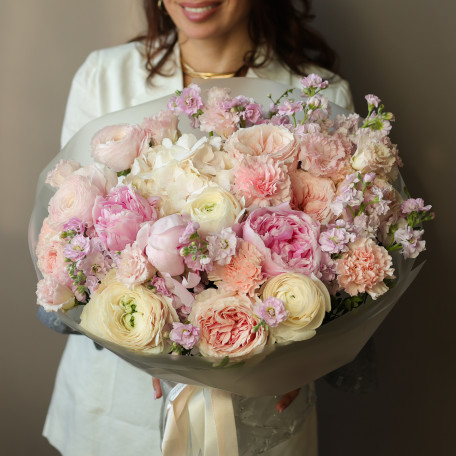 Круглый букет с пионами, пионовидными розами и ранункулюсами