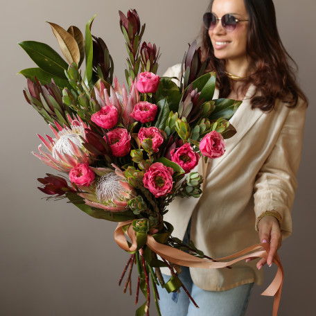 Букет с сильным характером с пионовидными розами и протеей 