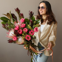 Букет с сильным характером с пионовидными розами и протеей 
