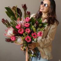 Букет с сильным характером с пионовидными розами и протеей 