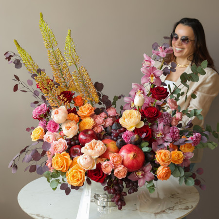 Премиум-композиция в вазе-шампаннице с розами, орхидеями, яблоками и виноградом