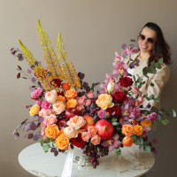 Премиум-композиция в вазе-шампаннице с розами, орхидеями, яблоками и виноградом