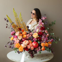 Премиум-композиция в вазе-шампаннице с розами, орхидеями, яблоками и виноградом