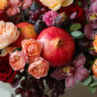 Премиум-композиция в вазе-шампаннице с розами, орхидеями, яблоками и виноградом