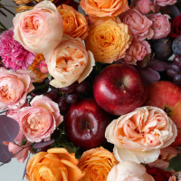 Премиум-композиция в вазе-шампаннице с розами, орхидеями, яблоками и виноградом