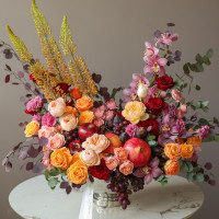 Премиум-композиция в вазе-шампаннице с розами, орхидеями, яблоками и виноградом