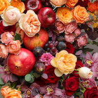 Премиум-композиция в вазе-шампаннице с розами, орхидеями, яблоками и виноградом