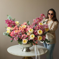 Премиум-композиция в вазе-шампаннице с розами и орхидеями