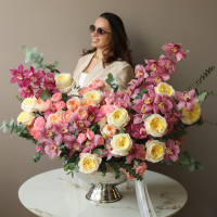 Премиум-композиция в вазе-шампаннице с розами и орхидеями