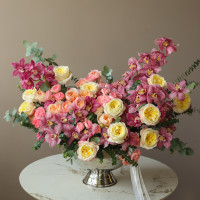 Премиум-композиция в вазе-шампаннице с розами и орхидеями