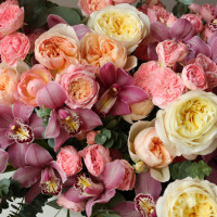 Премиум-композиция в вазе-шампаннице с розами и орхидеями