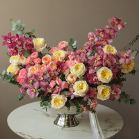 Премиум-композиция в вазе-шампаннице с розами и орхидеями