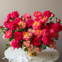 Премиум-композиция в вазе-шампаннице с пионами и французскими розами