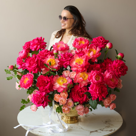 Премиум-композиция в вазе-шампаннице с пионами и французскими розами