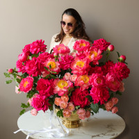 Премиум-композиция в вазе-шампаннице с пионами и французскими розами