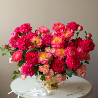 Премиум-композиция в вазе-шампаннице с пионами и французскими розами