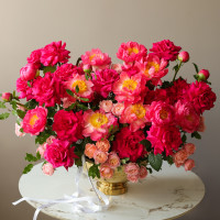 Премиум-композиция в вазе-шампаннице с пионами и французскими розами