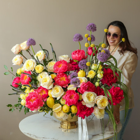 Премиум-композиция в вазе-шампаннице с розами и пионами