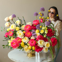 Премиум-композиция в вазе-шампаннице с розами и пионами