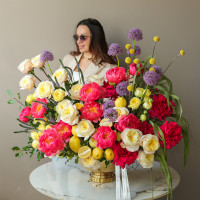 Премиум-композиция в вазе-шампаннице с розами и пионами