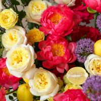 Премиум-композиция в вазе-шампаннице с розами и пионами