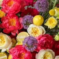 Премиум-композиция в вазе-шампаннице с розами и пионами