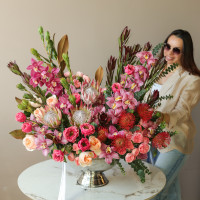 Премиум-композиция в вазе-шампаннице с орхидеей и протеей