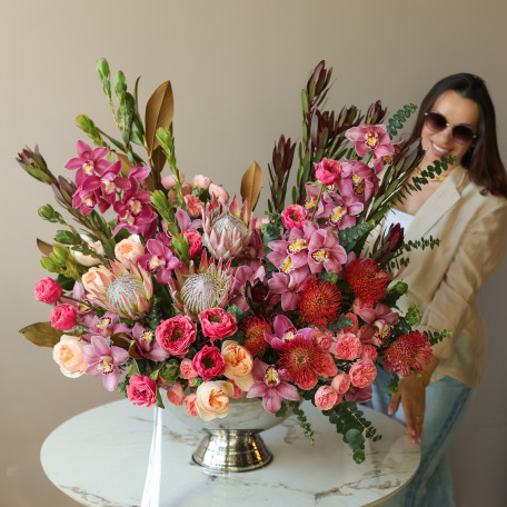 Премиум-композиция в вазе-шампаннице с орхидеей и протеей