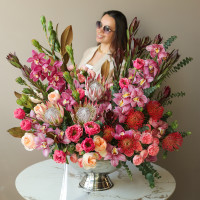 Премиум-композиция в вазе-шампаннице с орхидеей и протеей