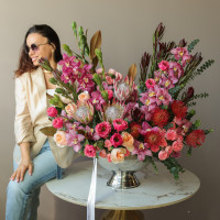 Премиум-композиция в вазе-шампаннице с орхидеей и протеей