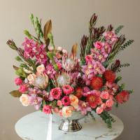 Премиум-композиция в вазе-шампаннице с орхидеей и протеей