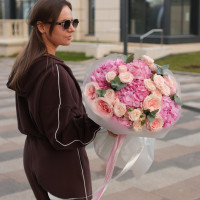 Круглый букет с розовой гортензией и пионовидными розами Джульетта