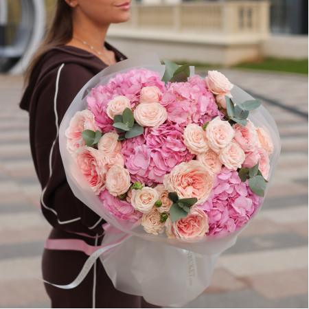 Круглый букет с розовой гортензией и пионовидными розами Джульетта