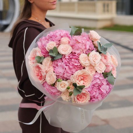 Круглый букет с розовой гортензией и пионовидными розами Джульетта